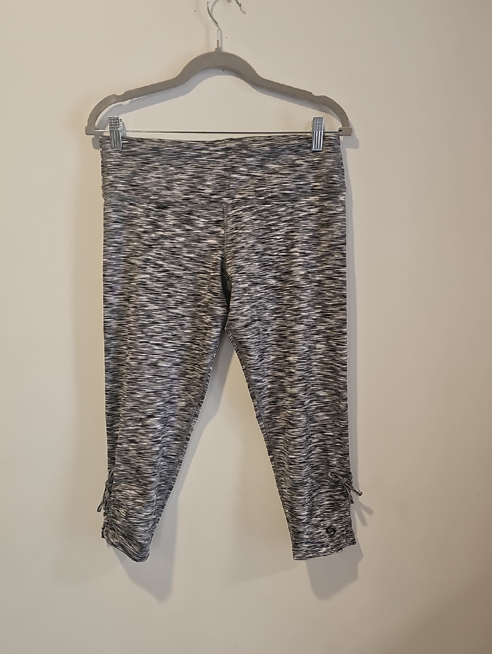 Moving Comfort Gray Space-Dye Capri Leggings with Hem Ruching
